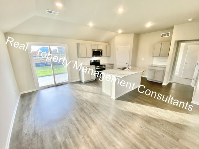 Building Photo - Stunning Newer 4 Bedroom Home