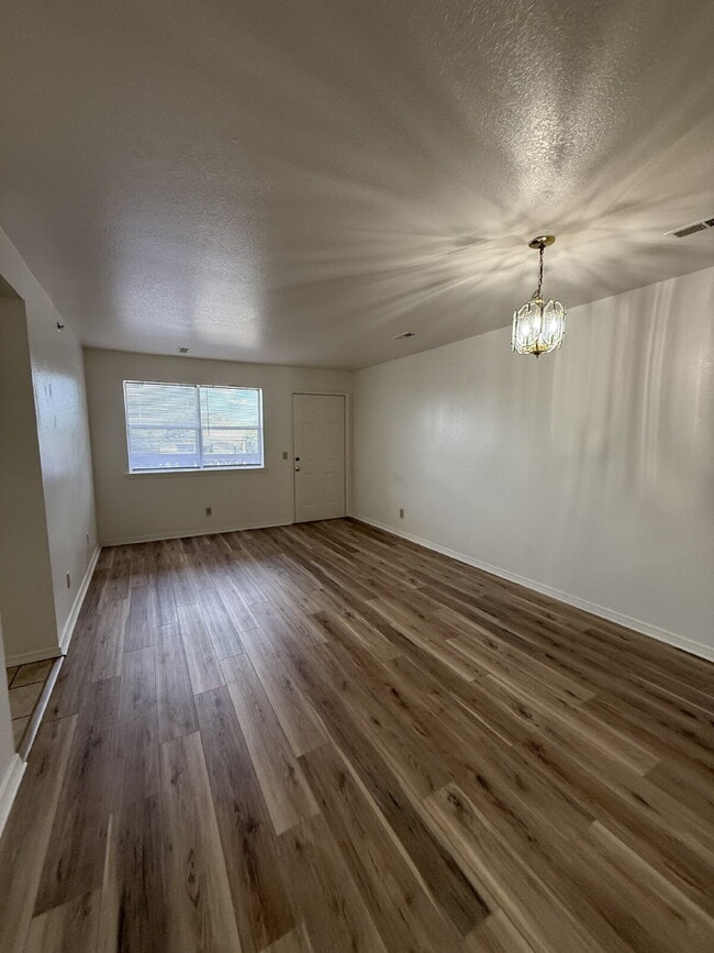 Building Photo - Last 2BR unit at Green Oaks