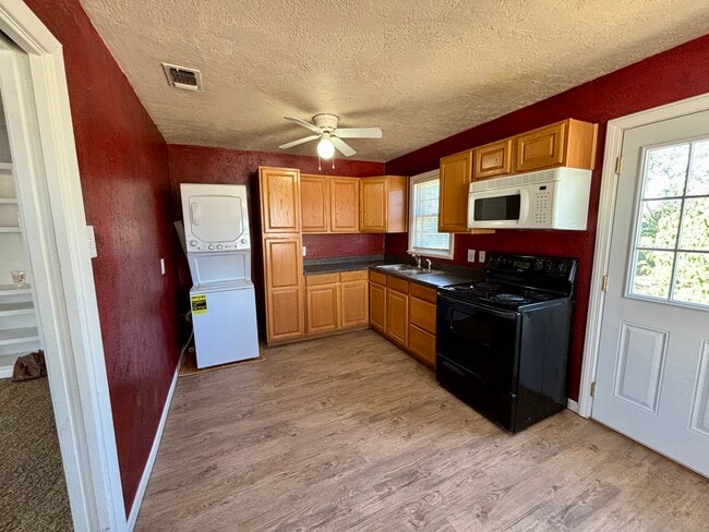 Building Photo - 303 N Western St