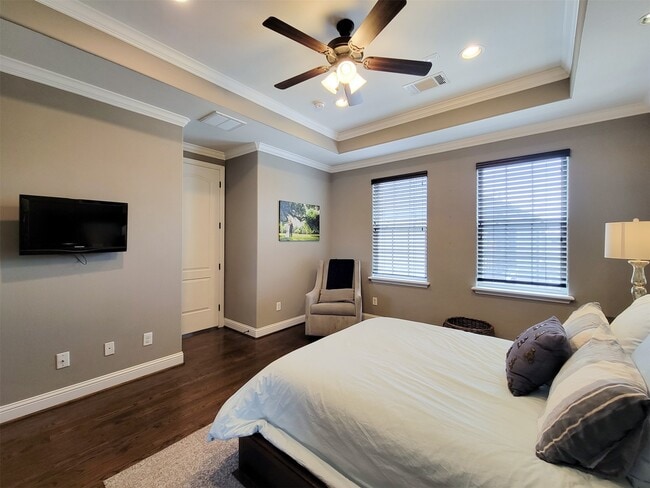 Building Photo - 925 W 19th St