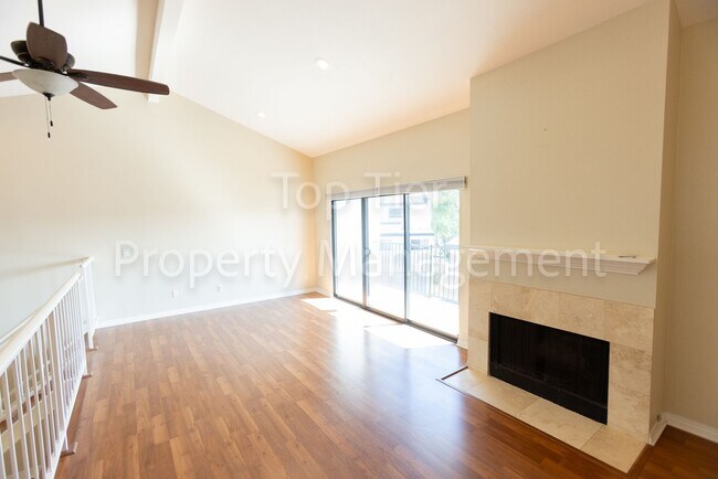 Building Photo - Beautiful 2 bed, 2.5 bath, 1373 sqft Townh...