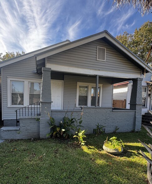 Main Entrance - 1003 W 46th St