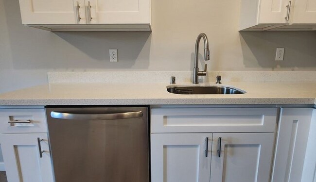 Building Photo - *** 2nd month FREE!!!  Rent Special***Newly Remodeled Tacoma Gem - Modern Comfort and Style in a ...