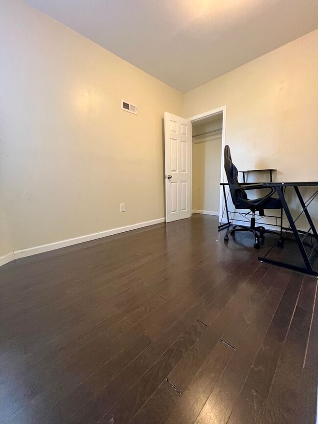 Building Photo - Gorgeous 3-Bedroom Townhome in Elmwood Park! Available NOW!