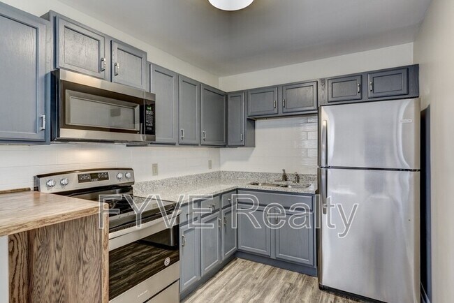 Building Photo - 705 Stockell St