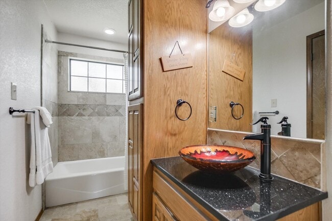 Building Photo - 603 Sunray