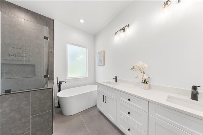 Building Photo - 110 Diamond Head Dr