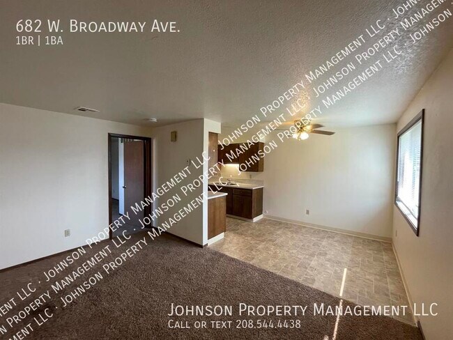 Building Photo - 682 W Broadway Ave