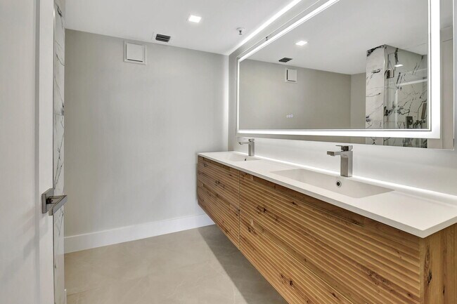 Building Photo - 14095 Royal Vista Dr