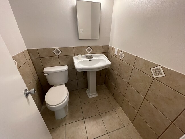 Building Photo - 9235 Ridge Post