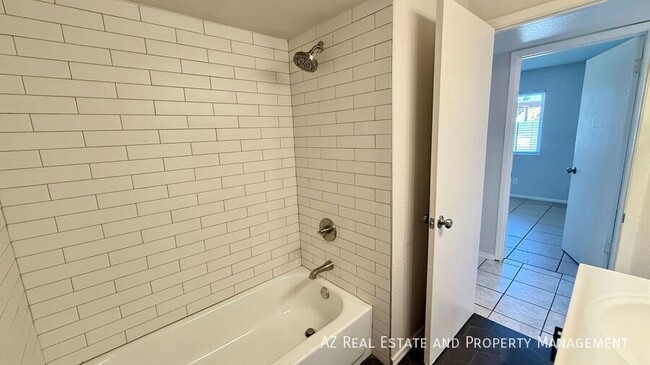 Building Photo - 4502 W Edgemont Ave