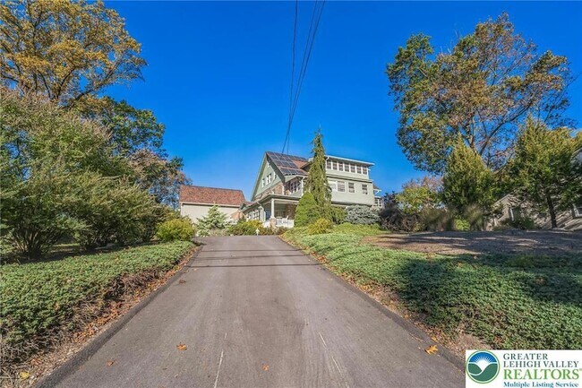 Building Photo - 313 Edgewood Dr