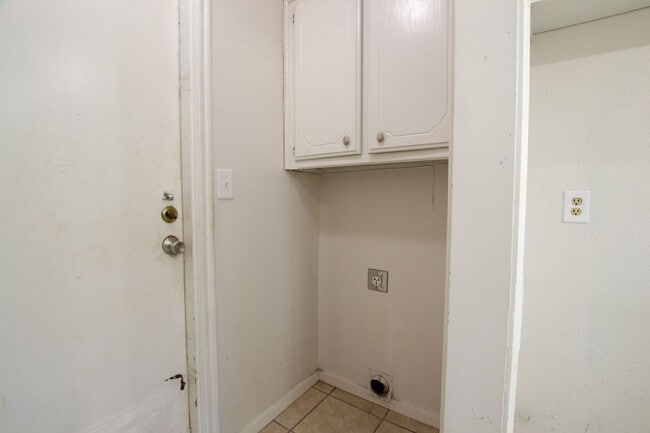 Building Photo - 224 S Bouziden Dr