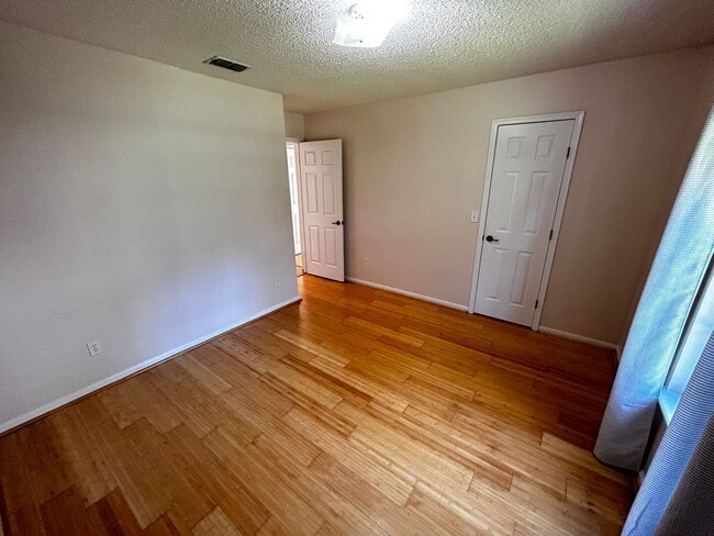 Building Photo - 4 Bed 3 Bath Home Near Jacksonville Beach. Pet Friendly! OPEN HOUSE: FRIDAY, OCTOBER 2ND. 4–6 PM!