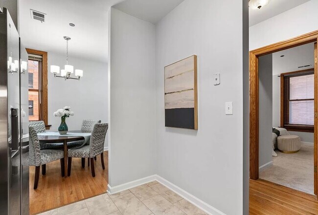 Building Photo - Chic 1-Bed Condo with Hardwood Floors in Prime Chicago Location!