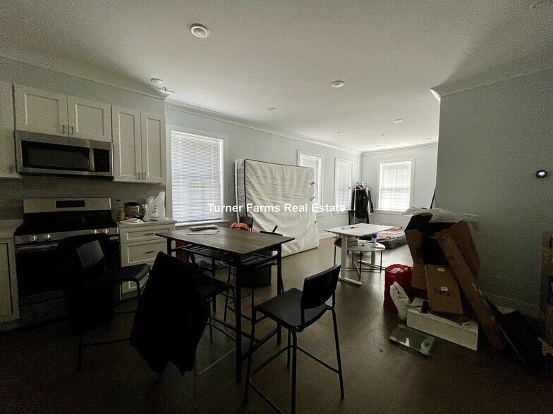 Building Photo - 79 Linden St