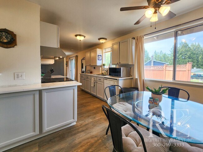 Building Photo - Earthy Warm and Inviting 3-Bd Rambler