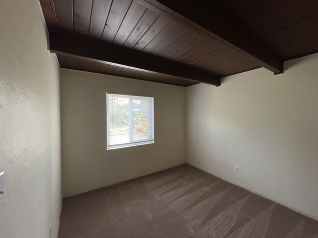 Building Photo - Spacious Pet Friendly Humboldt Hill Home