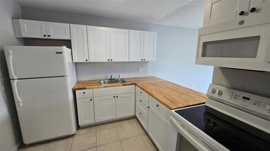 Building Photo - 15221 NE 6th Ave