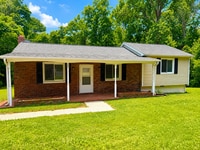 Building Photo - Two bedroom, 2 bath house in Burlington