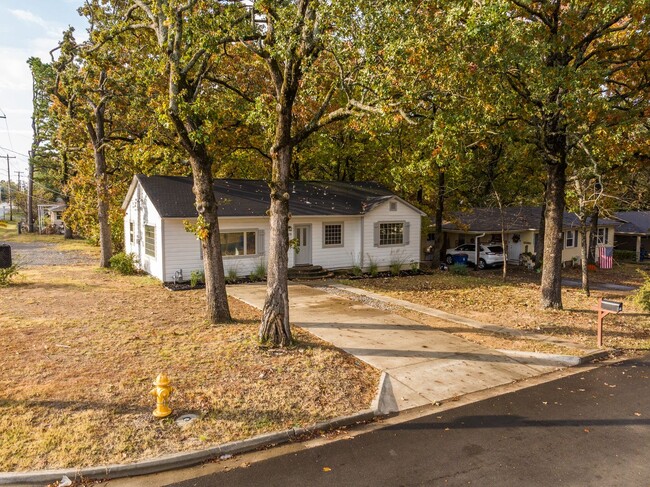 Building Photo - Freshly Updated 3 Bedroom House