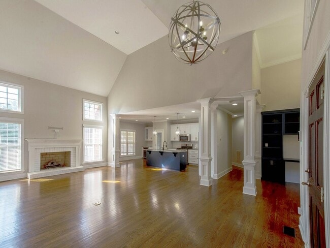 Building Photo - Move in ready Cotswold dream home.