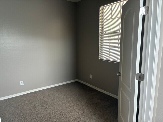 Building Photo - **BEAUTIFUL 3 BEDROOM/3 BATHROOM HOME LOCATED IN EASTMARK (ELLSWORTH & RAY)**