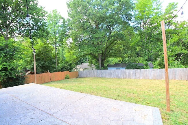 Building Photo - Modern 3-Bedroom Home with Fenced Yard & U...