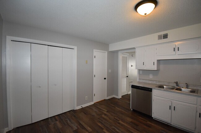 Building Photo - 3264 Tower Dr