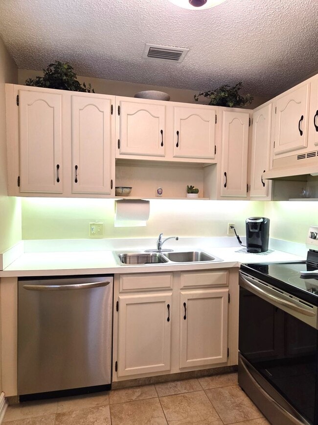 Building Photo - Over 55 Community! Adorable Furnished One Bedroom in Vista Gardens