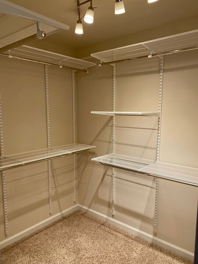 Building Photo - -- AVAILABLE MAY 8TH -- 3 BR / 3.5 BA End Unit Townhome, Available May 8th!