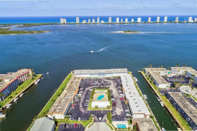 Building Photo - 100 Shore Ct