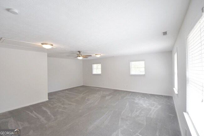 Building Photo - 98 Woodvalley Dr