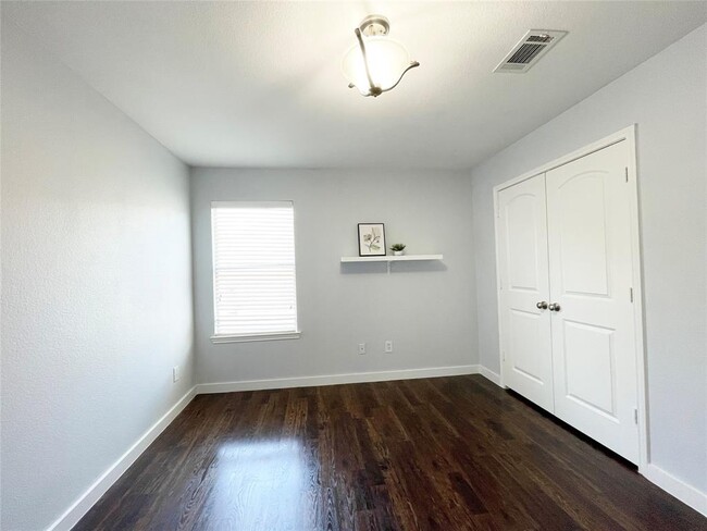 Building Photo - 26330 Longview Creek Dr