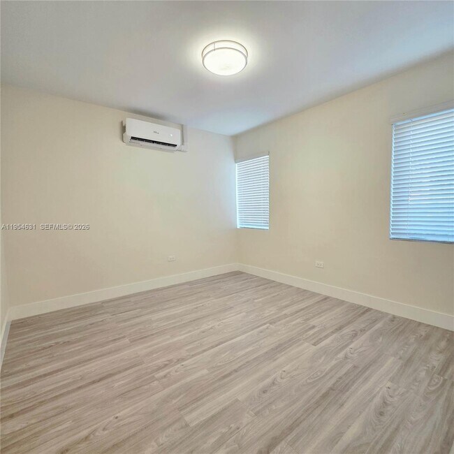 Building Photo - 2140 Biarritz Dr