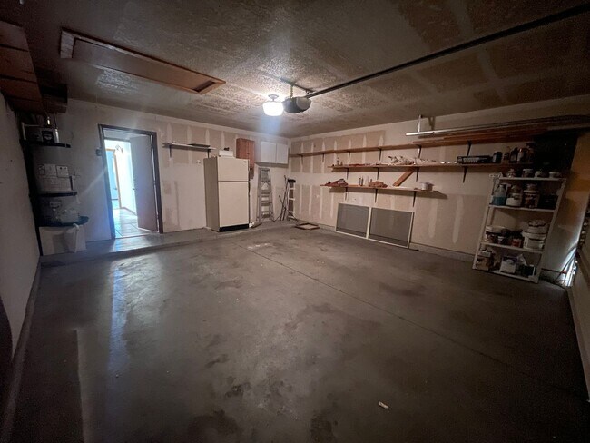 Building Photo - 3 Bedroom Near Mariposa Park in Taylor Ranch