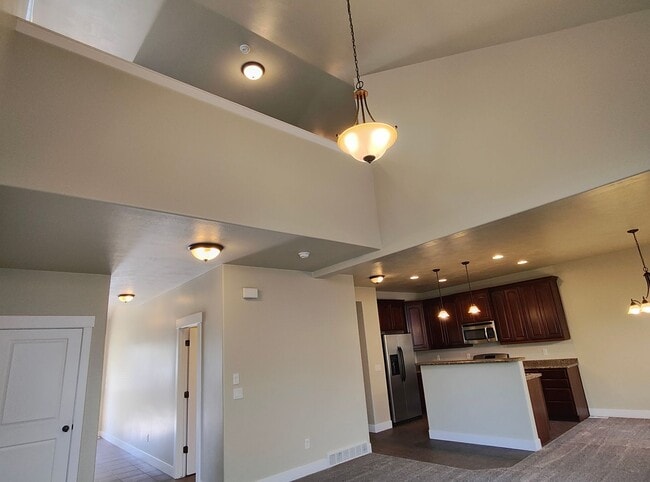 Building Photo - AMAZING CONDO 2 MASTER SUITES 2 CAR GARAGE
