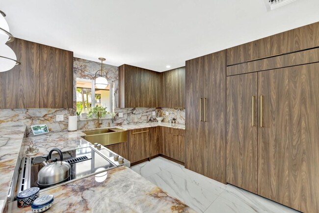 Building Photo - 1981 Coral Gardens Dr