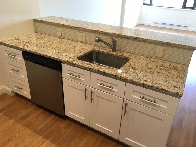 Building Photo - 875 Elm St