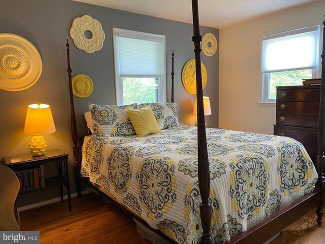 Building Photo - Show stopper