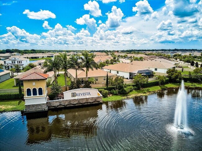 Building Photo - Gorgeous 4 bedroom 2 bath home in luxuriou...