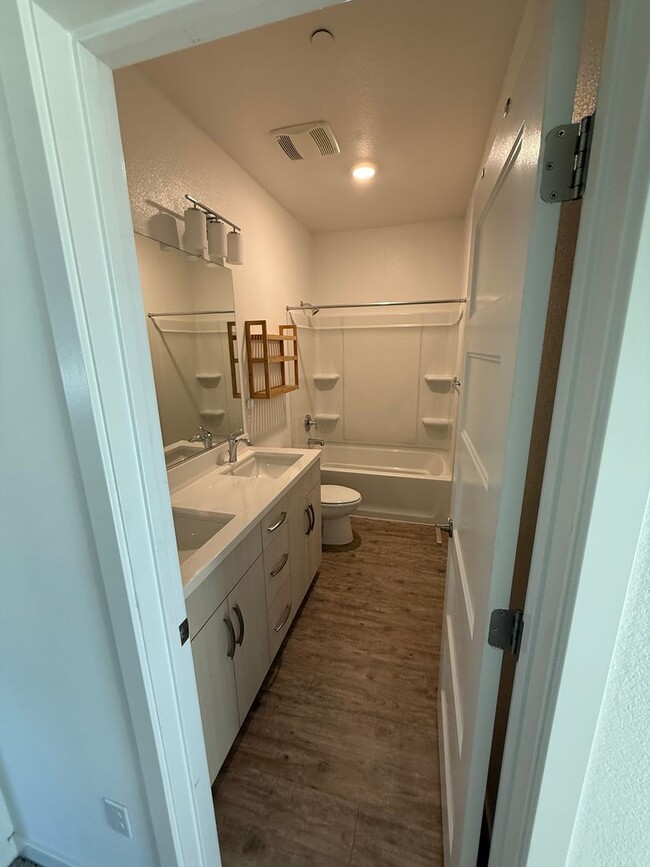 Building Photo - MODERN SMART CONDO IN DESIREABLE COMMUNITY