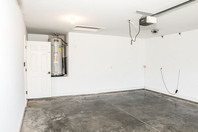 Building Photo - Three Bedroom Home in Hearthstone Lakes Co...