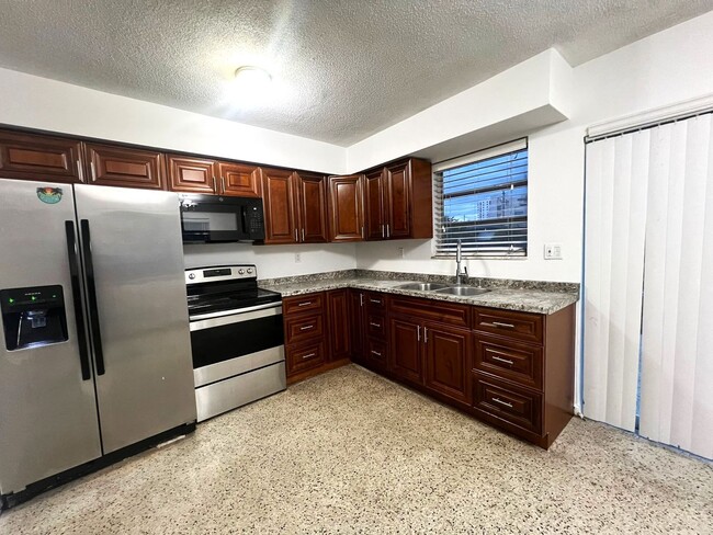 Building Photo - Sprawling Duplex in Miami's Silver Bluff/S...