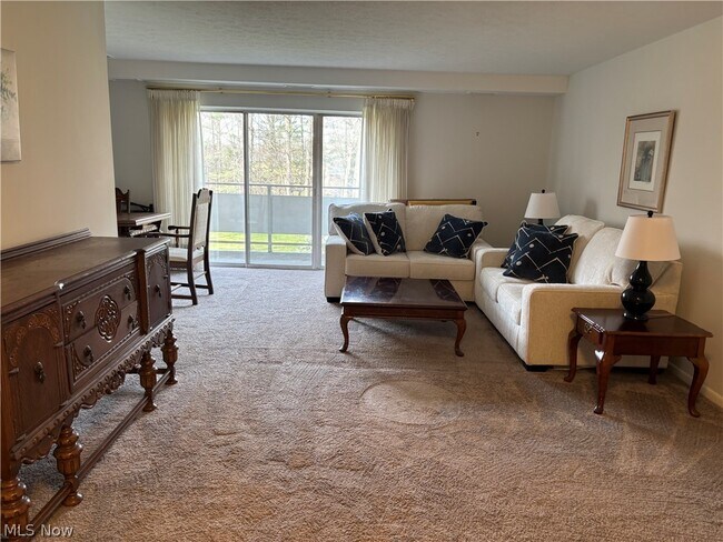 Building Photo - 2112 Acacia Park Dr