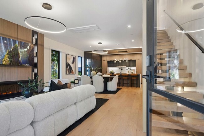 Building Photo - Skyview Townhome: Luxury Living in Lake Oswego's Premier First Addition Neighborhood