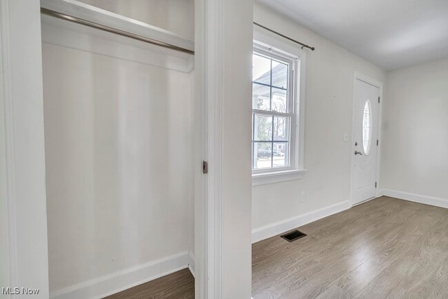 Building Photo - 1215 Sunford Ave SE