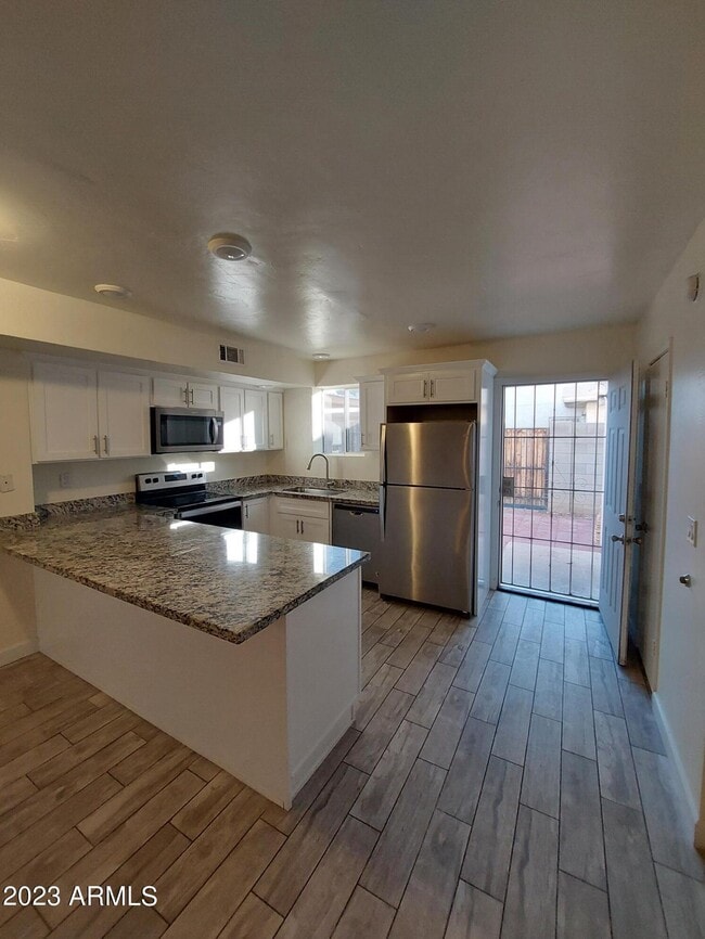 Building Photo - 6140 W Townley Ave