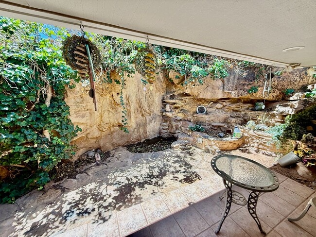 Building Photo - Distinctive and Spacious 5-BR Home in Bloomington