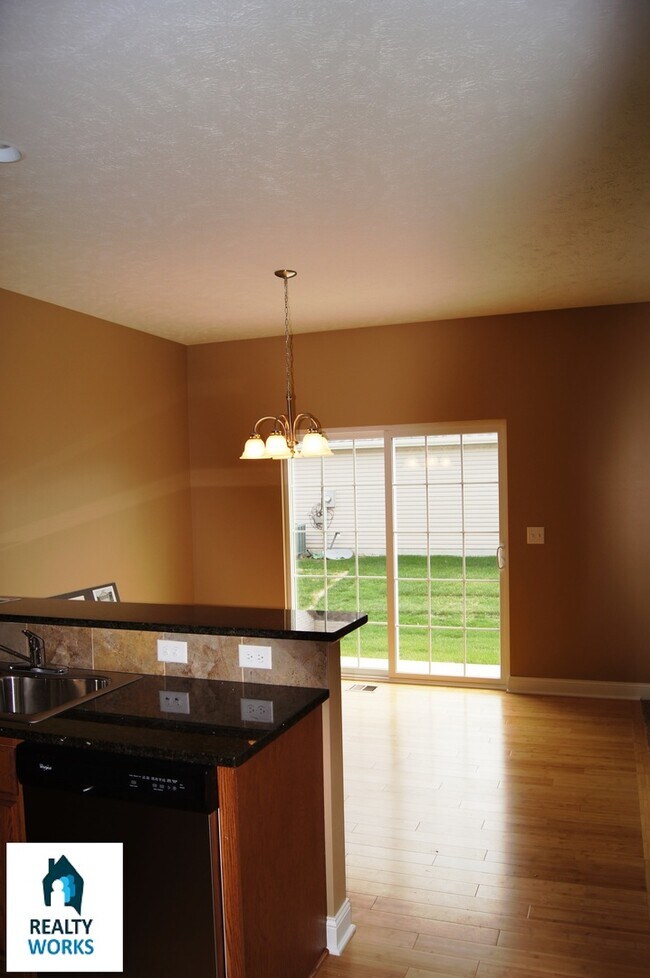 Building Photo - 3 Bedroom Town House in North Lincoln!